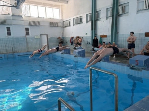 В Тольятти полицейские совместно с представителями Общественного провели соревнования по плаванию среди сотрудников правоохранительных органов и органов безопасности.