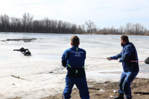31 марта спасатели Поисково-спасательного отряда города Самары провели тренировочные занятия по спасению людей из воды на реке Самаре, где сохранились участки с рыхлым льдом наряду с открытыми участками воды.