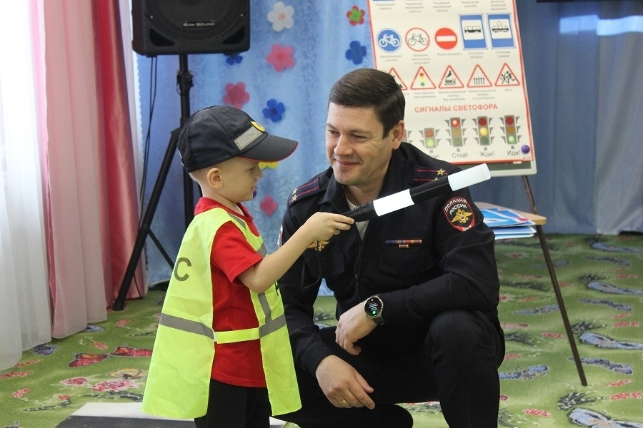 Сотрудники ГАИ СО напомнили юным жителям региона ПДД