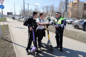С началом теплого сезона отдел ГАИ Управления МВД России по г. Самаре возобновил профилактические рейды, направленные на повышение безопасности использования электросамокатов и других средств индивидуальной мобильности.