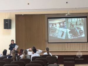 Инспекторы Центра ГИМС областного управления МЧС России активно обучают юных жителей региона правилам безопасности на воде.