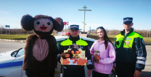 4 апреля, в Международный  день витамина C, инспекторы ГАИ СО вышли к водителям с апельсинами в руках и  важными словами: «Соблюдайте ПДД и  не садитесь за руль нетрезвыми!»