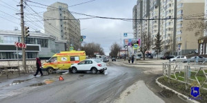 6 апреля на пересечении улиц Советской Армии и Карла Маркса в Самаре произошло ДТП с участием скорой помощи и легкового автомобиля Renault Logan.