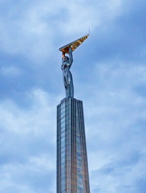 Старт Неделе космоса даст всероссийская акция в школах: 6 апреля на уроке «Разговоры о важном» учащимся расскажут об истории и современности отечественной космонавтики, а также о том, как стать космонавтом.