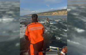 Утром 5 апреля двое мужчин 1974 и 1975 годов рождения вышли на рыбалку на лед реки Волга около села Ягодное. К вечеру льдина с рыбаками откололась от ледового поля.