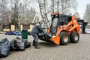 Более 300 тонн мусора вывезли городские службы после районных субботников в Самаре