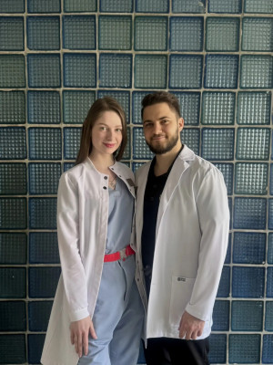 В Тольяттинской городской клинической больнице №5 работает семейная пара врачей – торакальный хирург Егор Чернецов и его супруга акушер-гинеколог Мария.