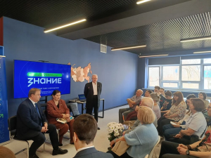 Книгу представил лектор Общества «Знание», член Общественной палаты РФ, Сопредседатель Регионального штаба ОНФ в Самарской области Павел Покровский.