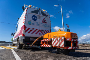 С помощью мобильной лаборатории специалисты ГКУ «Управление дорог» проверяют состояние покрытия и дорожной инфраструктуры региона.