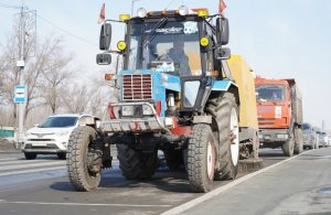 В Самарской области продолжается масштабная уборка дорожной инфраструктуры. С 13 марта с главных магистралей Самары вывезли почти 3000 тонн пыли и песка, накопившихся за зиму.