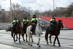 На площади Куйбышева состоялся традиционный гарнизонный строевой смотр и развод нарядов полиции на службу по охране общественного порядка на территории города Самары.