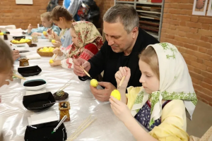 9 апреля глава Самары Иван Носков присоединился к воспитанникам Центра детского творчества «Младость»: для них организовали мастер-класс по пасхальной росписи яиц в художественной мастерской «В лавке у Шабаева».