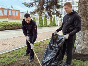 В ГУ МВД России по Самарской области состоялся традиционный субботник. Сотрудники ведомства оперативно приступили к выполнению работ и, проявив высокую организованность и ответственный подход, успешно выполнили запланированные задачи в установленные сроки