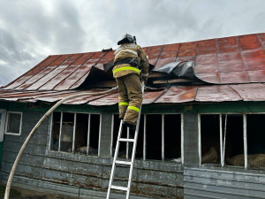 10 апреля в ГКУ СО «Центр по делам ГО, ПБ и ЧС» поступило сообщение о том, что в селе Кинель-Черкассы на улице Ленинской горит частный дом.