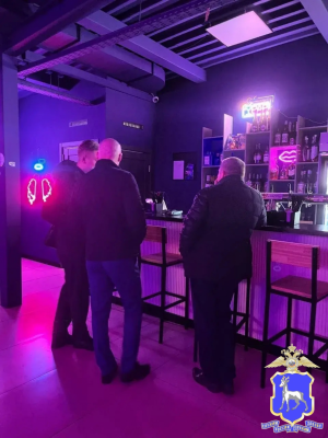 В Волжском районе в одном из караоке-баров продавали виски, водку после 23 часов