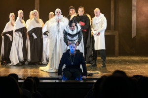 11 и 12 апреля 2026 года в Самарском академ   Вическом театре драмы им. М. Горького состоялись премьерные показы спектакля «Гамлет» Уильяма Шекспира в переводе Бориса Пастернака.