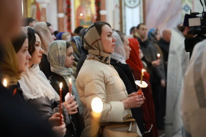 В ночь с субботы на воскресенье, с 11 на 12 апреля, православные христиане всего мира встретили праздник Пасхи. В Самаре торжественные богослужения, проходившие во всех храмах, посетили более 14 тысяч человек.