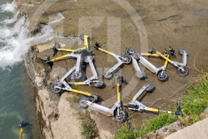 В Сочи неизвестный утопил более 10 электросамокатов в реке