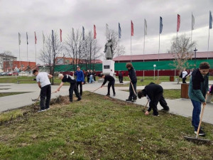Ребята из школьного лесничества «Берегиня» вышли на благородную миссию — привести в порядок обелиск «Советская Армия-освободительница».