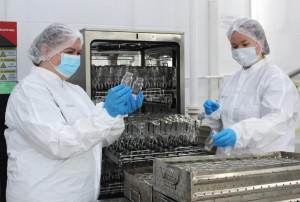 Все компоненты донорской крови проверяются на инфекции и безопасны для пациентов, рассказала зав. лабораторией Самарской областной клинической станции переливания крови Елена Киселева