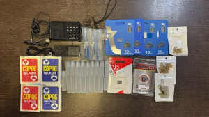 В ИК №6 в ходе досмотра грузового автомобиля в кабине транспортного средства за пассажирским сиденьем были обнаружены и изъяты запрещённые предметы.