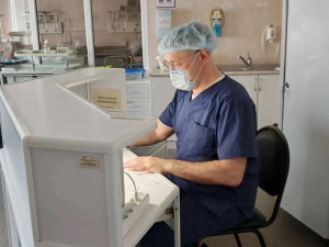 В Тольяттинской городской клинической больнице №2 имени В.В. Баныкина работает врач-анестезиолог-реаниматолог Равиль Денюков. Специалист имеет опыт работы в столичных клиниках.