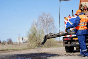 15 апреля специалисты приступили к устранению дефектов покрытия на региональных дорогах методом пневмонабрызга.