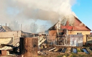 В Кинель-Черкасском районе горят надворные постройки и частный дом на площади 100 квадратных метров