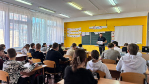 Бесплатные тренировки по лапте и городкам стартовали на территории ТОС «Декабристов»: проект «Родные игры» объединил поколения