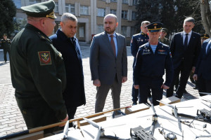 Губернатор Самарской области Вячеслав Федорищев передал 400 FPV-дронов участникам СВО во время рабочей поездки в Тольятти в четверг, 16 апреля.