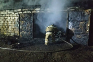 В Похвистневском районе загорелся гараж с автомобилем