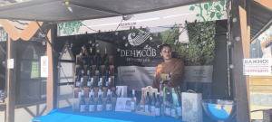 Сегодня, 17 апреля 2026 года, в центре Самары, на улице Ленинградской (вдоль дома 64), начала работу «Винная ярмарка».