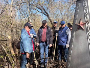 В областной столице дан старт Всероссийскому субботник по благоустройству воинских захоронений и памятных мест.