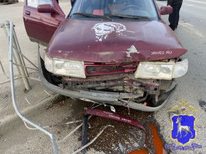 В Самаре иномарка врезалась в вазовскую легковушку, а ту отбросило на заграждение