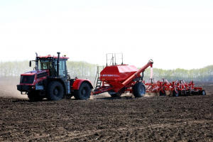 Аграрии Самарской области в оптимальные агротехнические сроки приступили к весенне-полевым работам. Регион уверенно входит в посевной сезон 2026 года.