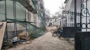 В июне 2025 года к выполнению реставрационных строительных работ в учреждении на улице Степана Разина был допущен работник без проведения необходимой подготовки и обязательных средств индивидуальной защиты.