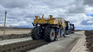 В Волжском районе Самарской области продолжается капитальный ремонт двух подъездов к селу Лопатино общей протяжённостью 6,3 км в рамках национального проекта «Инфраструктура для жизни».