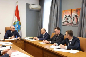 Губернатор Вячеслав Федорищев провел совещание по ликвидации последствий атаки БПЛА на территории городского округа Сызрань с участием членов правительства региона, силового блока, оперативных служб, руководства Сызрани.