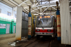 198 единиц подвижного состава — от новых «Львят» и «Витязей» до техники постарше — проходят проверку, чтобы в жару поездки в Самаре оставались комфортными.