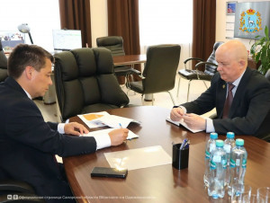 Участник проекта «Школа героев», ветеран СВО Валерий Кирдяпкин встретился со своим наставником — врио министра промышленности и торговли Самарской области Денисом Гурковым — для обсуждения проекта по роботизации предприятий промышленности.