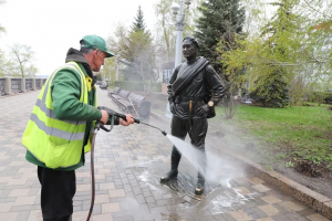 В Самаре приступили к сезонной очистке 300 скульптурных композиций и памятников. На объекты наносят специальный раствор моющего средства, после чего смывают водой и тщательно протирают.