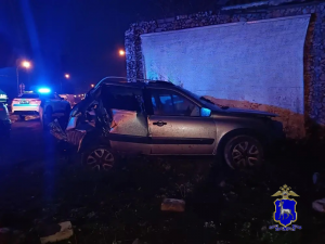 В Тольятти водитель врезался в столб и здание, трое пострадали