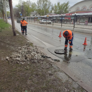 Вторую неделю специалисты «РКС-Самара» устраняют сложный засор на ул. Калинина в районе Безымянского рынка.
