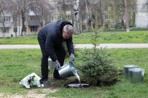 25 апреля в парке Победы в Самаре завершили генеральную уборку и приступили к озеленению.