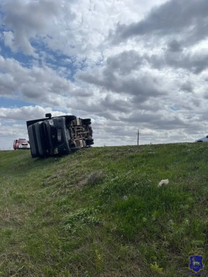 27 апреля на 80 км автодороги подъезд к г. Оренбург от М-5 Урал, в результате воздушного бокового потока произошло опрокидывание ГАЗели с прицепом.