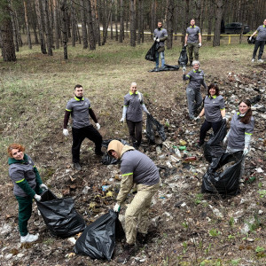 В апреле прошёл один из субботников вблизи дачного массива «Золотые пески». К сожалению, лесная территория страдает от несознательных граждан, для которых лес – место для мусора.