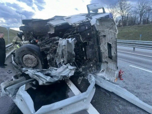 Грузовик перевернулся на трассе «Обход Тольятти» в Самарской области