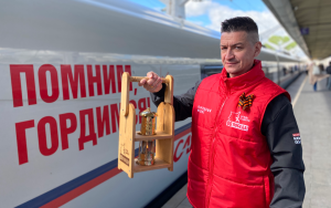 В 2026 году в десятый раз состоится международная патриотическая акция «Огонь памяти». По традиции представители Народного фронта доставляют лампы с частицами Вечного огня, зажженного у Могилы Неизвестного Солдата в Москве, ветеранам Великой Отечественной