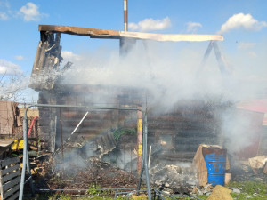 29 апреля в ГКУ СО «Центр по делам ГО, ПБ и ЧС» поступило сообщение о пожаре в сельском поселении Верхнее Санчелеево в садовом некоммерческом товариществе «Озерный».