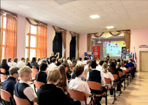 В школе № 162 прошла встреча активных школьников Кировского района с представителями Московской и Самарской команд Молодёжки Народного фронта.